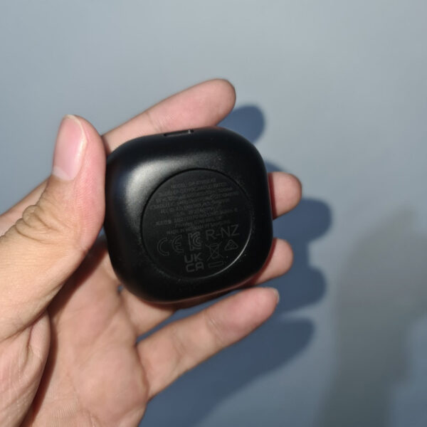 Samsung Galaxy Earbuds SM-R190 Samsung Charging Case EP-QR190 Hitam - Gambar 3