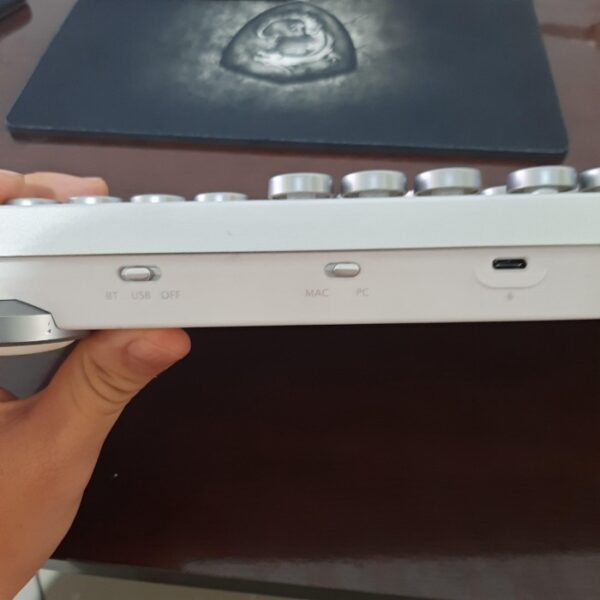 Azio Retro Classic Maple Wireless Wired Backlit Mechanical Keyboard - Gambar 4