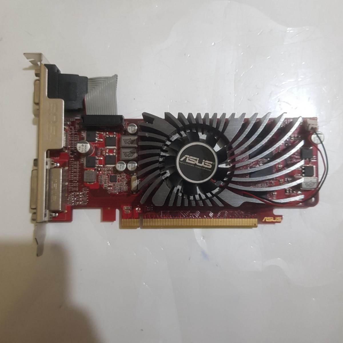 ASUS Radeon HD 6570 HD6570 1GB GDDR3 128 Bit